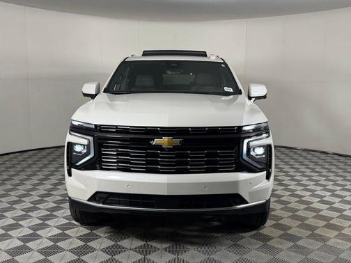 Iridescent Pearl Tricoat 2025 Chevrolet Suburban High Country
