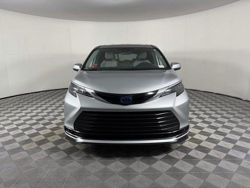 2025 Toyota Sienna LE