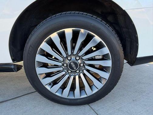 White Platinum 2018 Lincoln Navigator Reserve