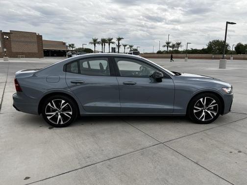2024 Volvo S60 B5 Core Dark Theme