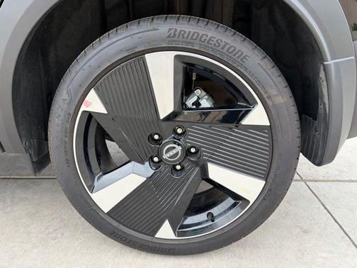 Super Black 2025 Nissan Kicks SR