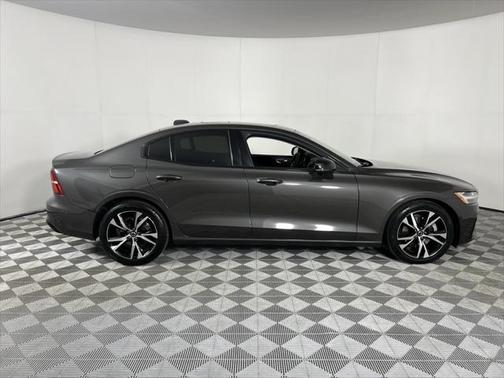 2024 Volvo S60 B5 Core Dark Theme