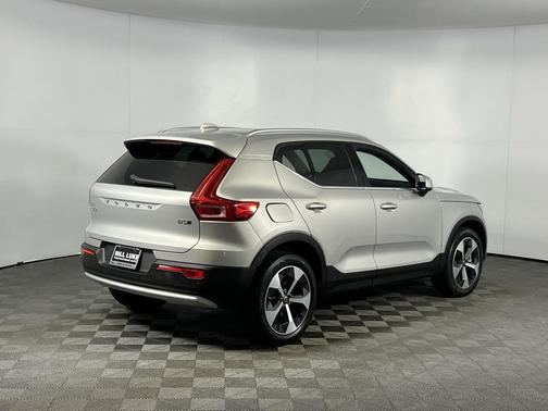 2025 Volvo XC40 B5 Plus Bright Theme