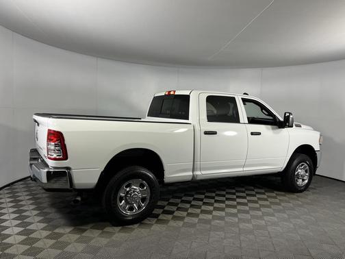 2024 RAM 2500 Tradesman Crew Cab 4x4 6'4' Box