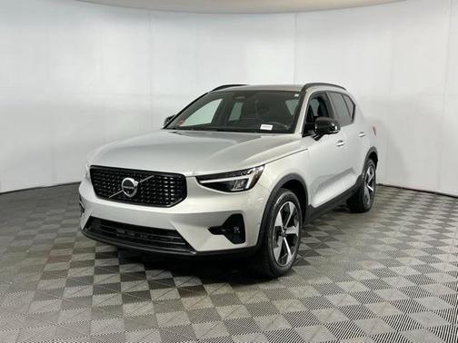 2024 Volvo XC40 B5 Plus Dark Theme
