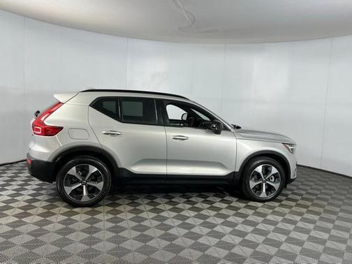 2024 Volvo XC40 B5 Plus Dark Theme