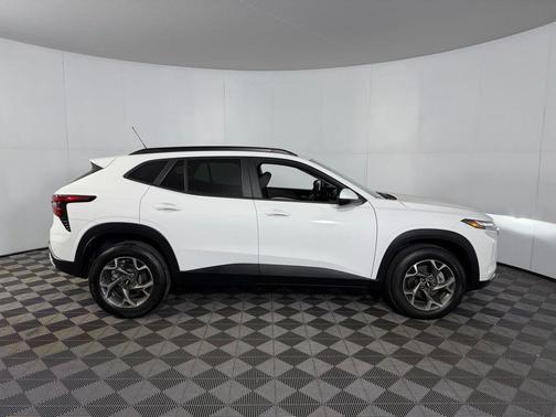 Summit White 2025 Chevrolet Trax LT
