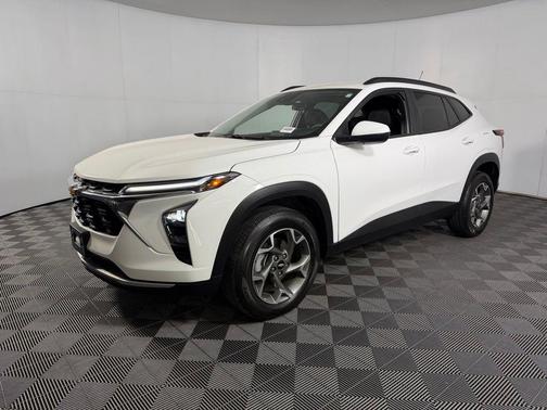 Summit White 2025 Chevrolet Trax LT