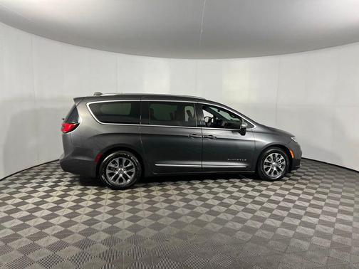 2022 Chrysler Pacifica L