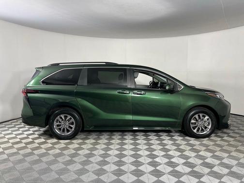 2024 Toyota Sienna XLE