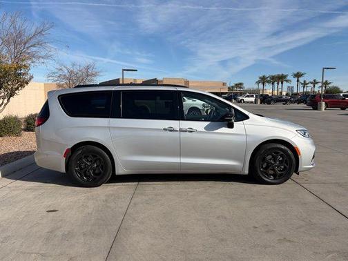 2024 Chrysler Pacifica Hybrid Premium S Appearance Pkg