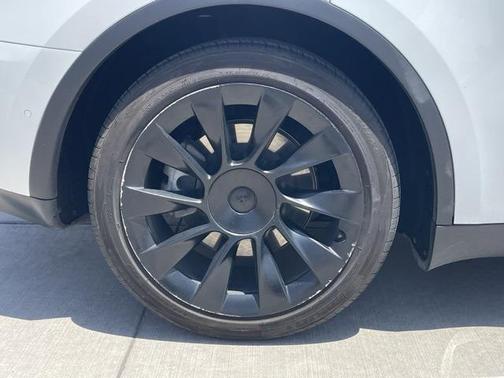 2022 Tesla Model Y Long Range Dual Motor All-Wheel Drive