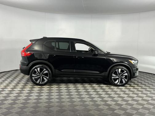 2025 Volvo XC40 B5 Plus Dark Theme