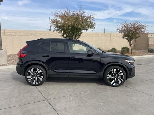 2025 Volvo XC40 B5 Plus Dark Theme