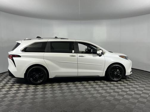 2025 Toyota Sienna Platinum