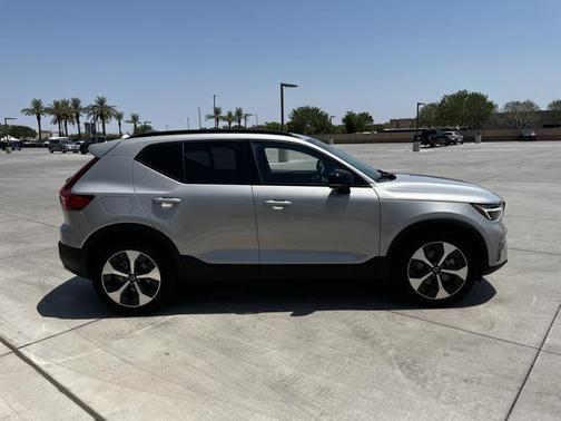 2024 Volvo XC40 B5 Core Bright Theme