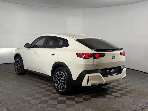 Alpine White 2025 BMW X2 xDrive28i
