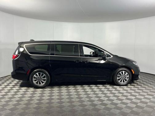 2025 Chrysler Pacifica Hybrid Select