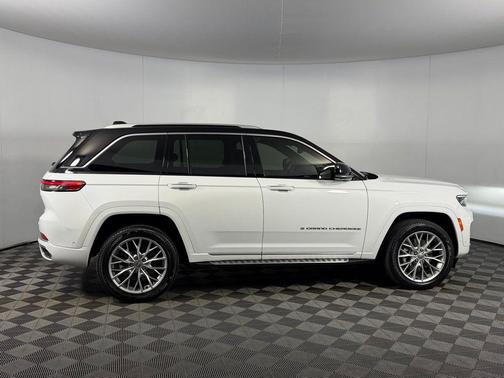Diamond Black Crystal Pearlcoat 2023 Jeep Grand Cherokee 4xe Summit