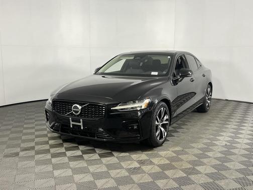 2024 Volvo S60 B5 Core Dark Theme