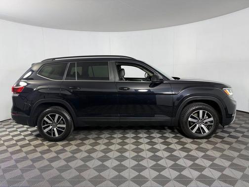 Deep Black Pearl 2022 Volkswagen Atlas 2.0T SE