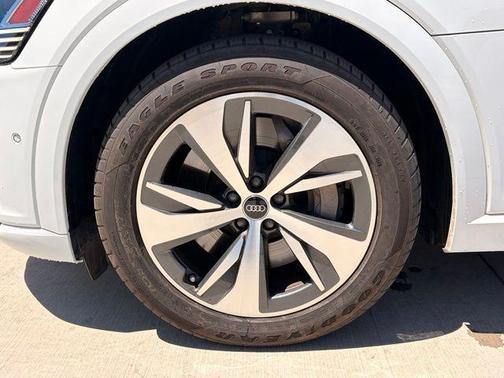 Glacier White Metallic 2024 Audi Q8 e-tron Prestige