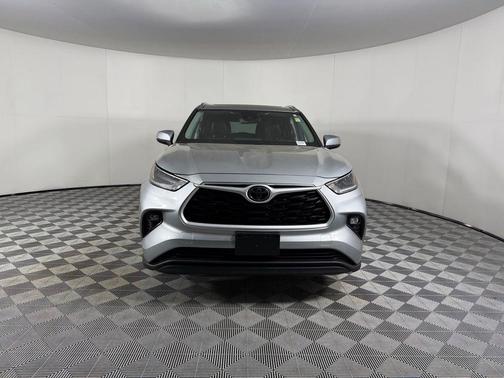 Celestial Silver Metallic 2021 Toyota Highlander XLE