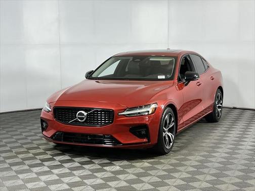 2024 Volvo S60 B5 Core Dark Theme