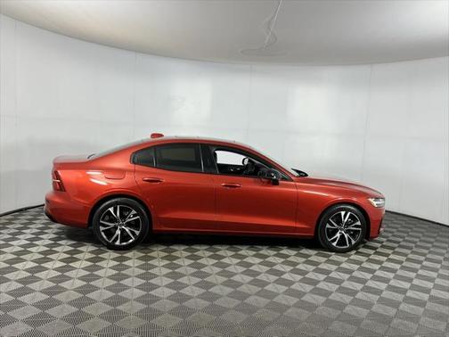 2024 Volvo S60 B5 Core Dark Theme