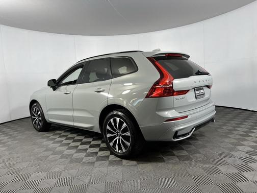 2024 Volvo XC60 B5 Core Dark Theme