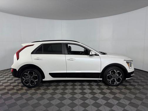 Snow White Pearl 2023 Kia Niro Touring