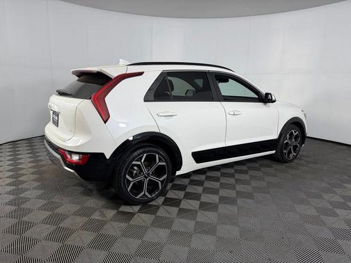 Snow White Pearl 2023 Kia Niro Touring