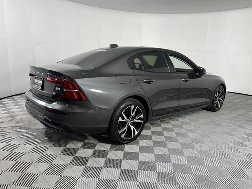 2024 Volvo S60 B5 Core Dark Theme