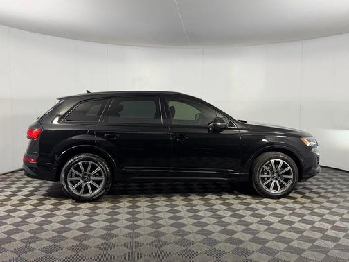 Mythos Black Metallic 2024 Audi Q7 45 Premium Plus