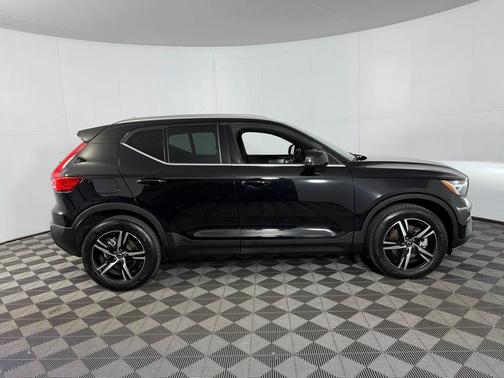 2025 Volvo XC40 B5 Core Bright Theme