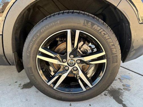 2025 Volvo XC40 B5 Core Bright Theme