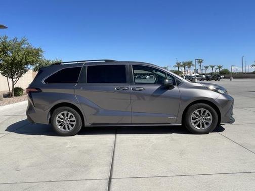 2021 Toyota Sienna LE
