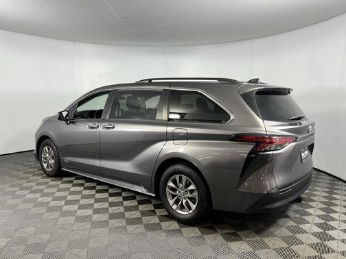 2021 Toyota Sienna LE