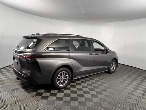 2021 Toyota Sienna LE