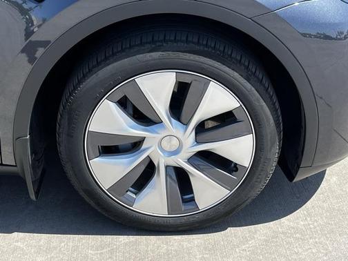 2024 Tesla Model Y Long Range Dual Motor All-Wheel Drive