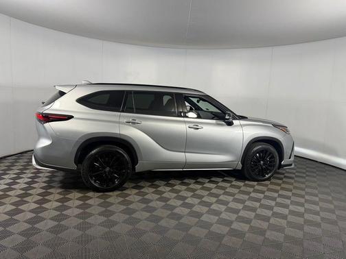 Celestial Silver Metallic 2025 Toyota Highlander XSE