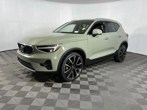 2023 Volvo XC40 B5 Plus Bright Theme