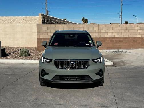 2023 Volvo XC40 B5 Plus Bright Theme