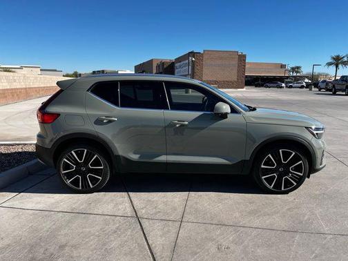 2023 Volvo XC40 B5 Plus Bright Theme