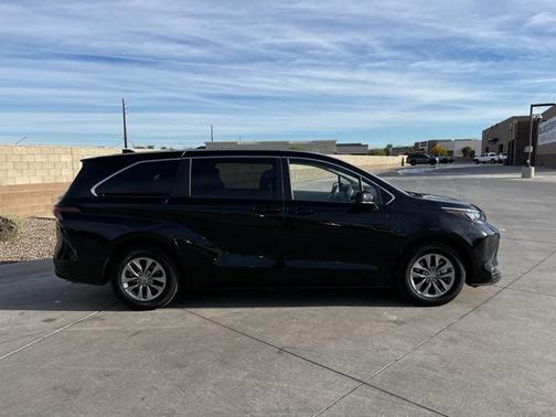 2024 Toyota Sienna LE