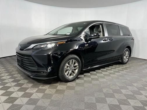 2024 Toyota Sienna LE
