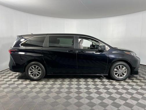 2024 Toyota Sienna LE