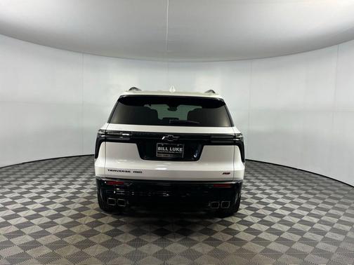 Iridescent Pearl Tricoat 2024 Chevrolet Traverse RS
