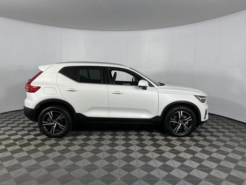 2025 Volvo XC40 B5 Core Bright Theme