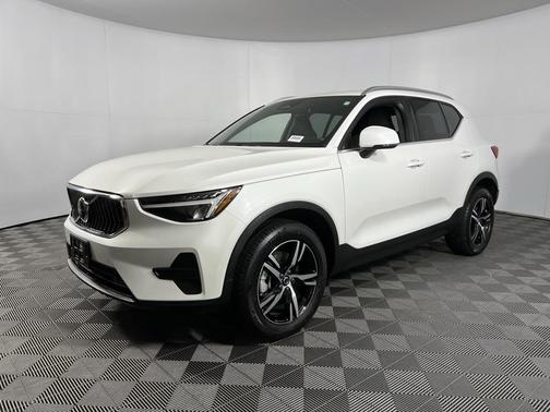 2025 Volvo XC40 B5 Core Bright Theme